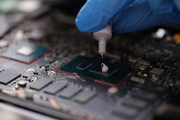 thermal-paste-computer-processor-chip-closeup